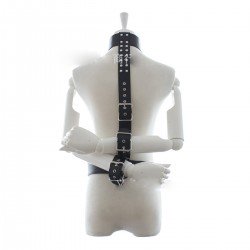 Contrainte bondage - les mains dans le dos Contrainte bondage - les mains dans le dos