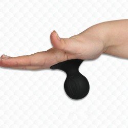 Un plug boule couleur noire qui reste fixé en main Un plug boule couleur noire qui reste fixé en main
